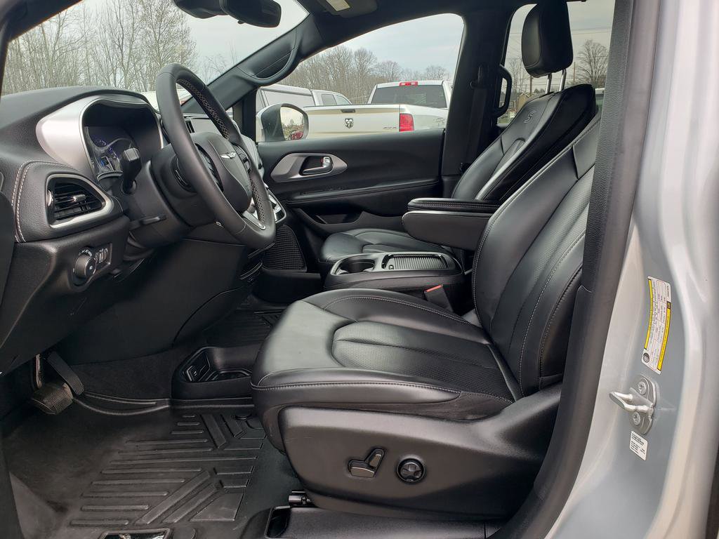 Used 2023 Chrysler Pacifica Touring-L w/ S Appearance Package image 10