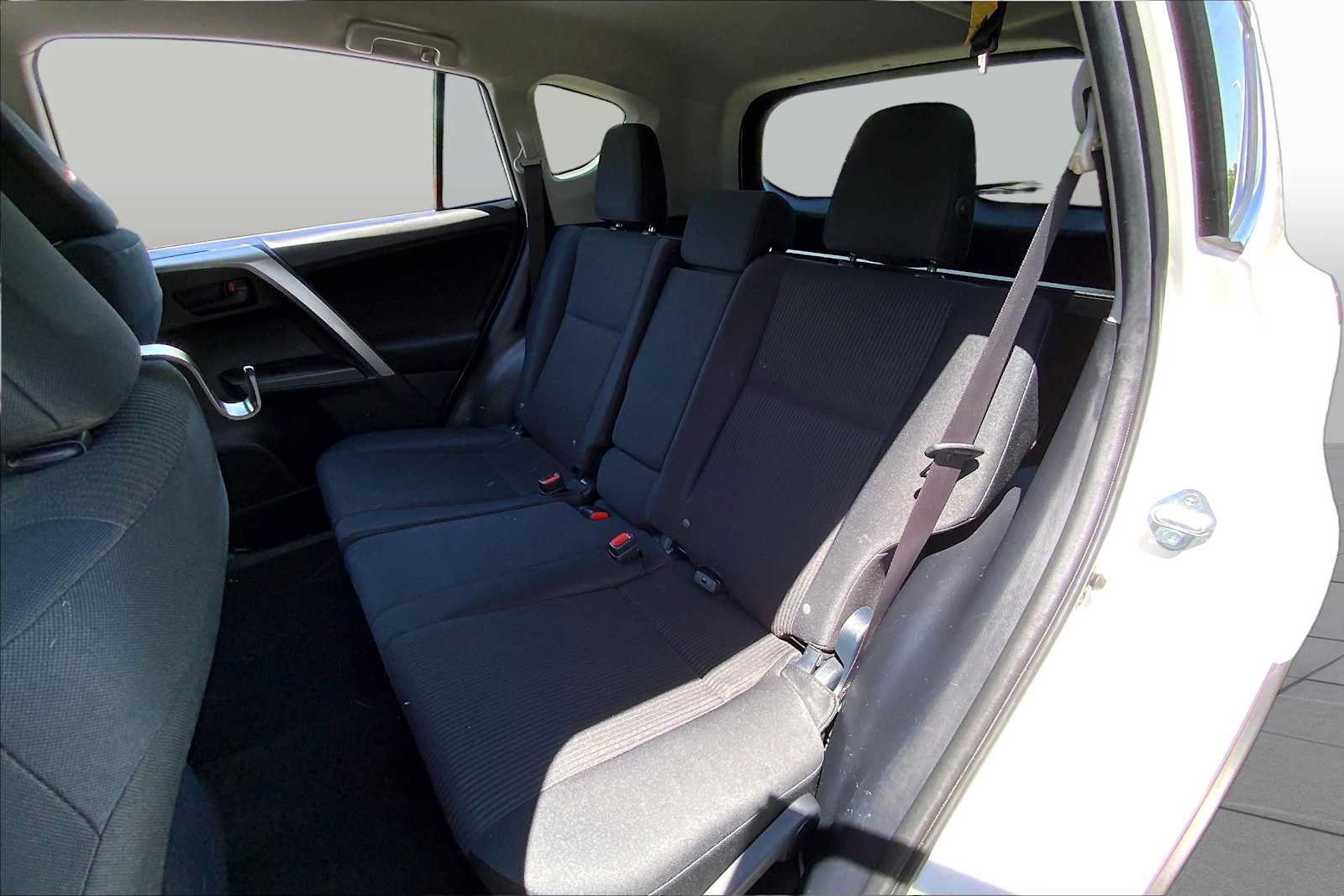 Used 2018 Toyota RAV4 LE AWD/4WD image 19