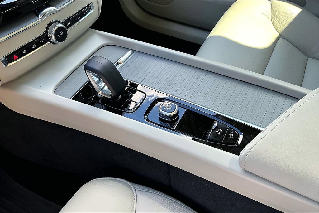New 2025 Volvo XC60 B5 Plus w/ Protection Package Premier image 21