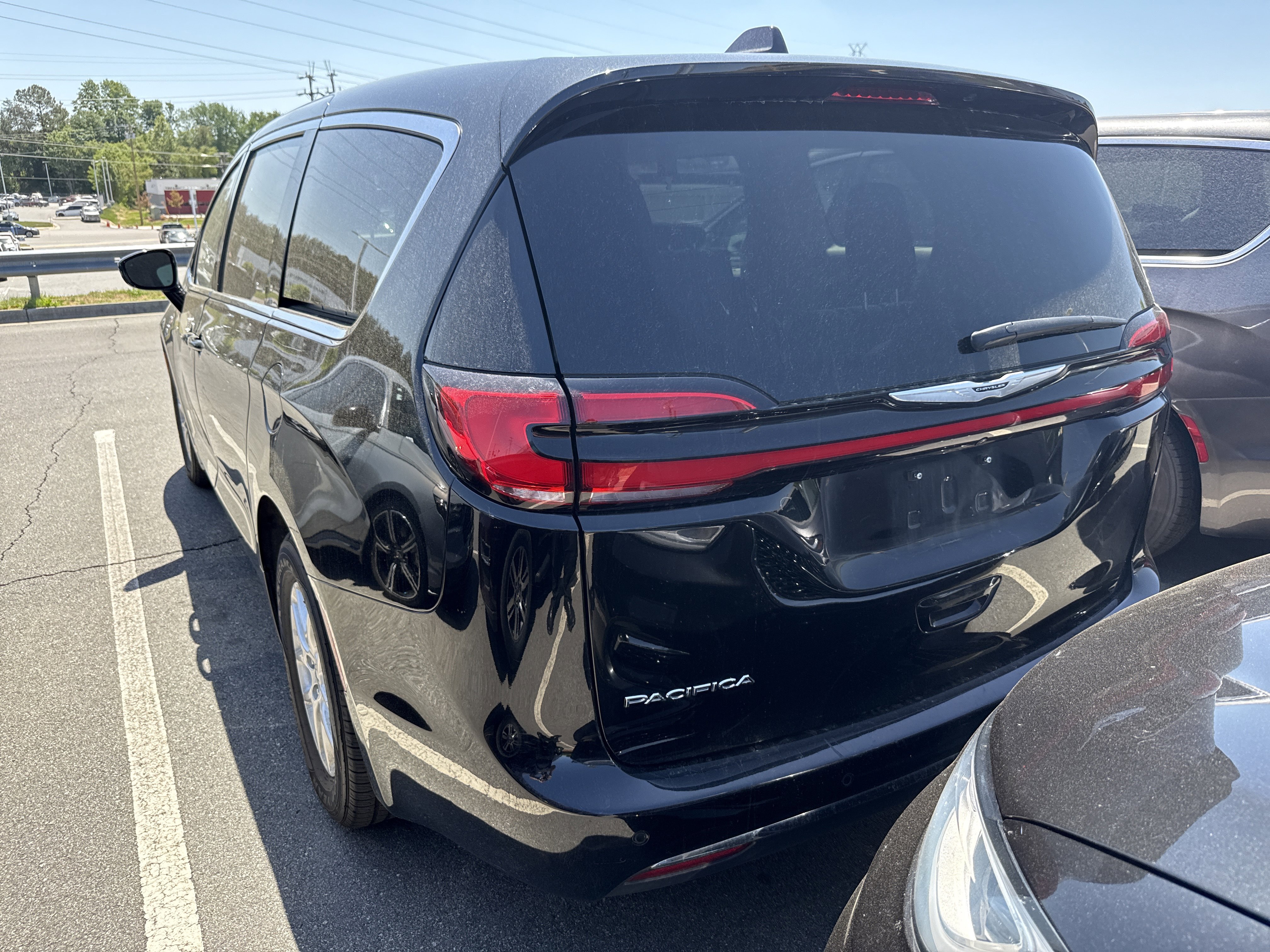 Used 2024 Chrysler Pacifica Touring-L FWD image 8