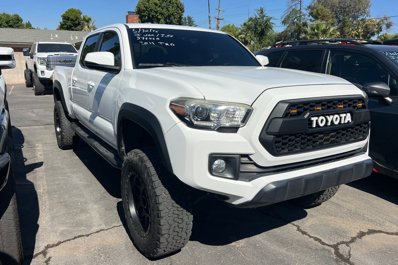 Used 2019 Toyota Tacoma TRD Off-Road w/ TRD Premium Off Road Package AWD/4WD image 2