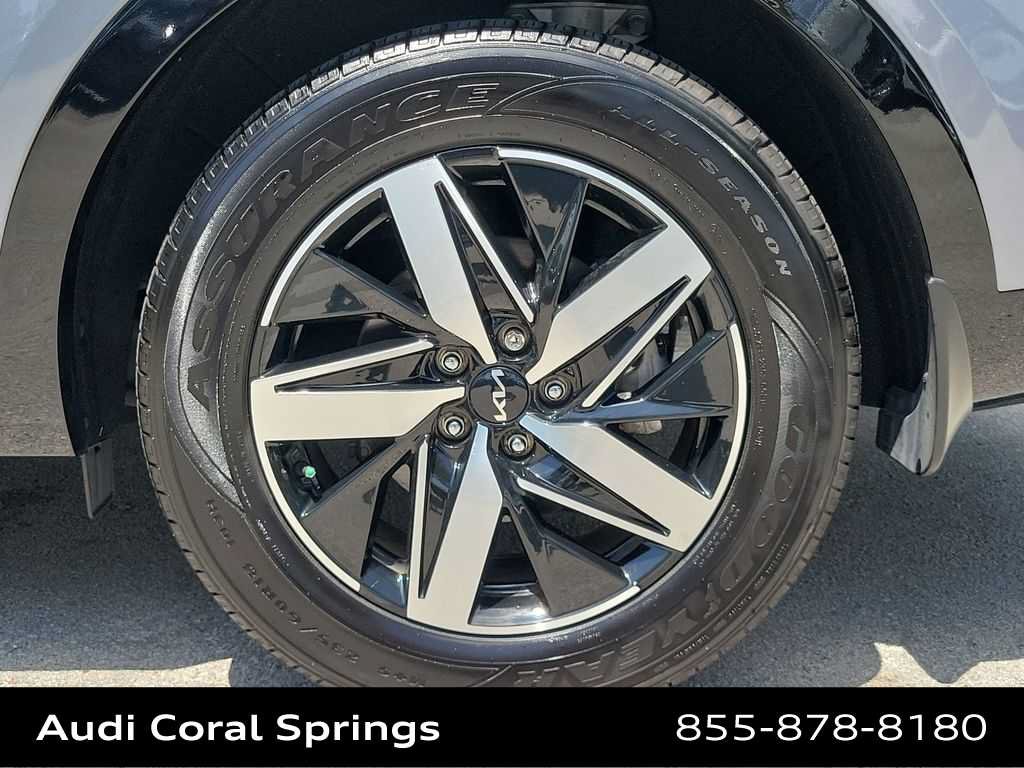 Used 2023 Kia Sorento S w/ Panoramic Sunroof Package FWD image 16