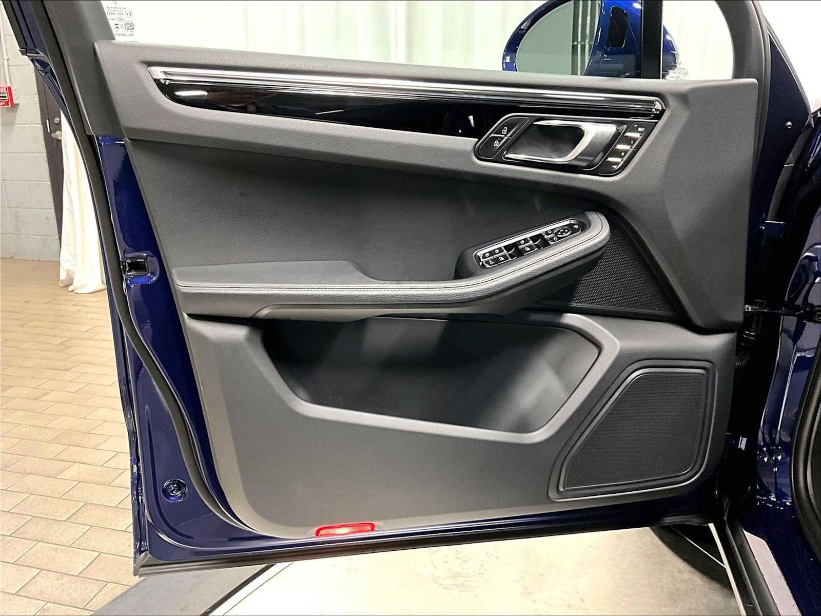 Used 2025 Porsche Macan image 25