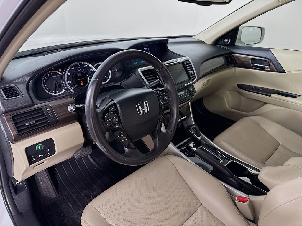 Used 2017 Honda Accord Touring image 10