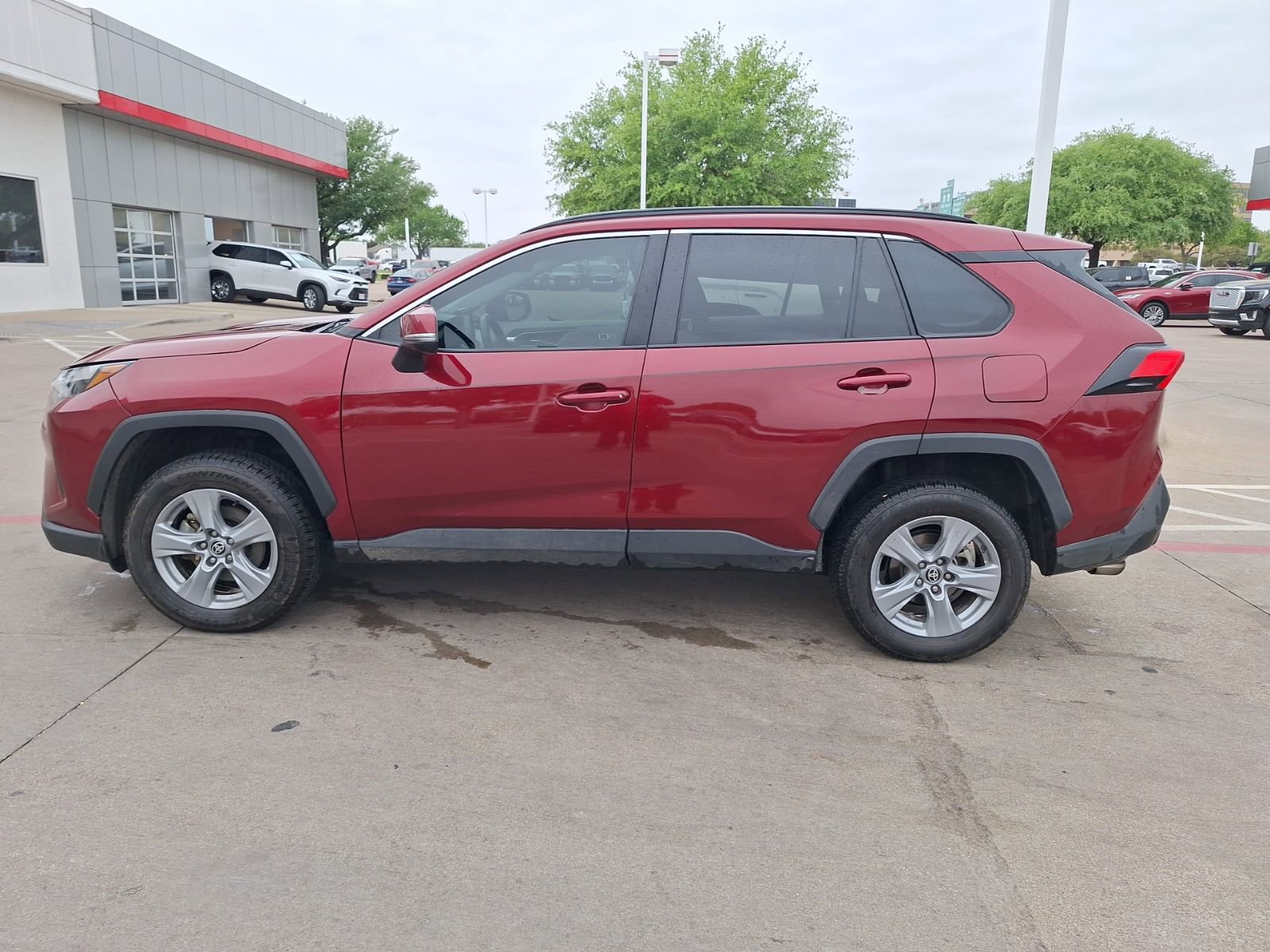 Used 2022 Toyota RAV4 XLE w/ Convenience Package AWD/4WD image 3