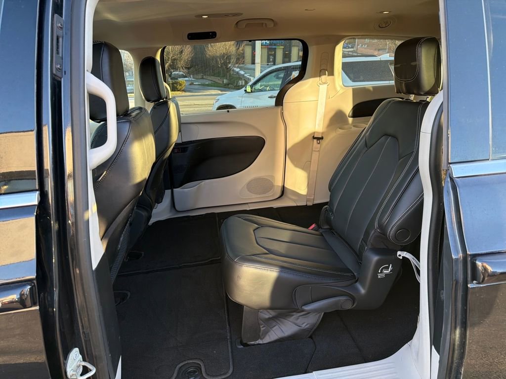 Used 2023 Chrysler Pacifica Touring-L image 26