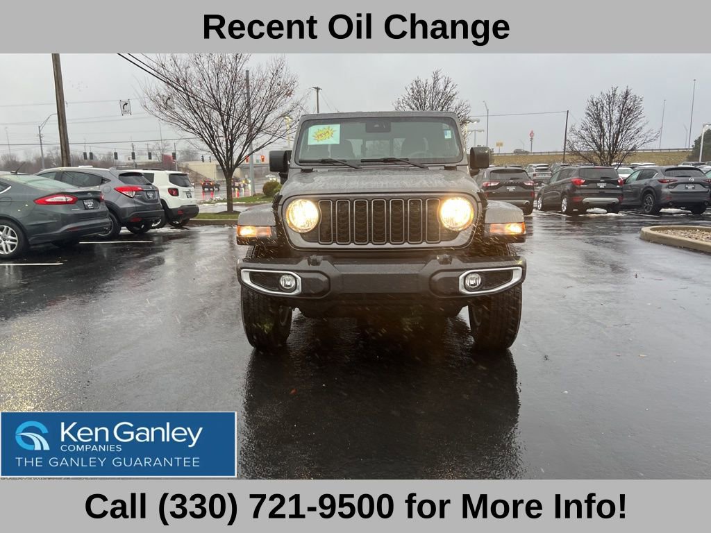 Used 2025 Jeep Gladiator Sport image 3