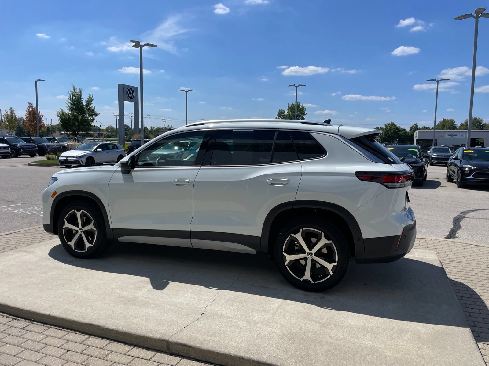 Certified 2025 Volkswagen Tiguan SE FWD image 37