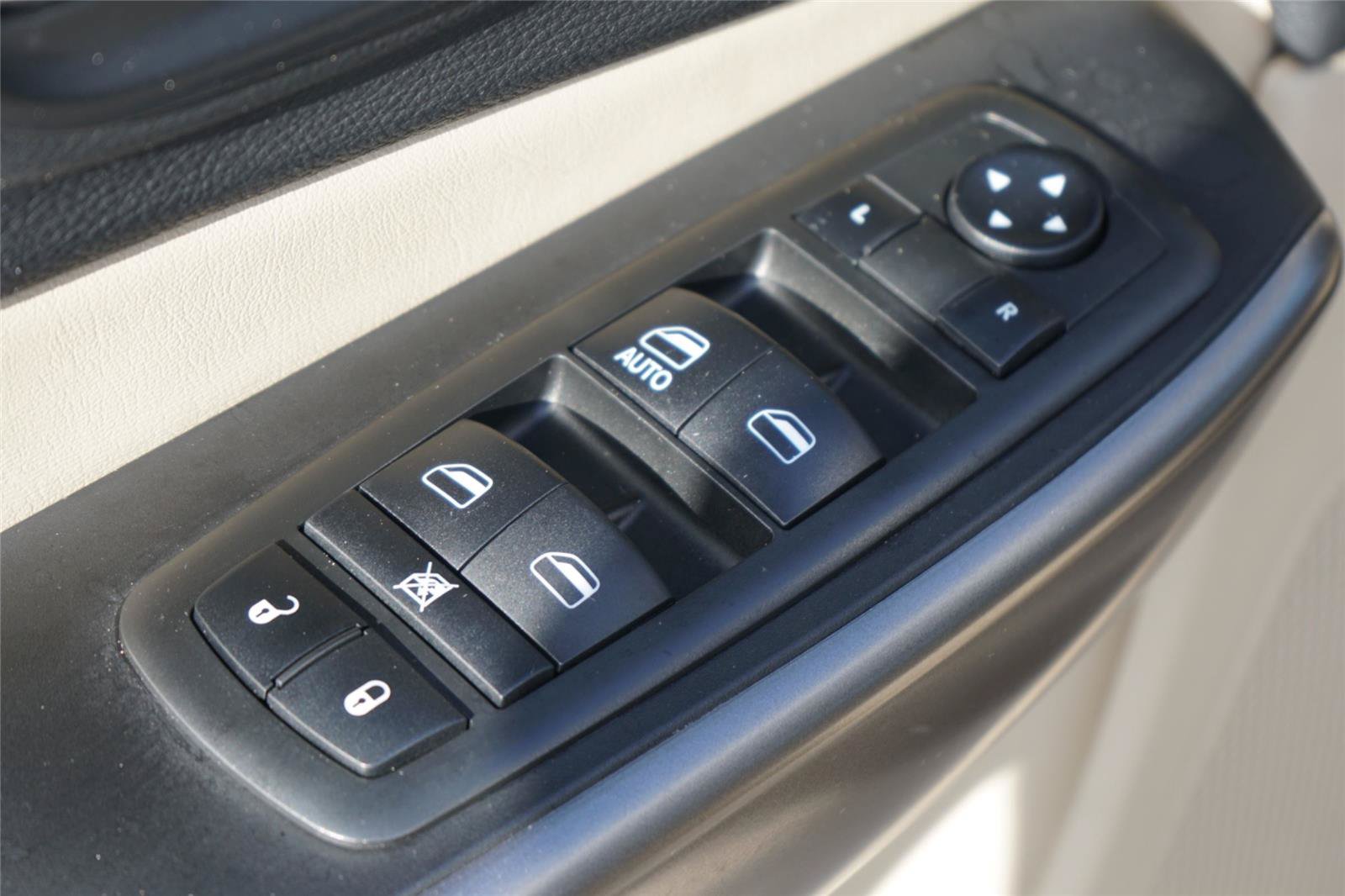 Used 2019 Jeep Cherokee Latitude w/ Popular Appearance Group FWD image 19