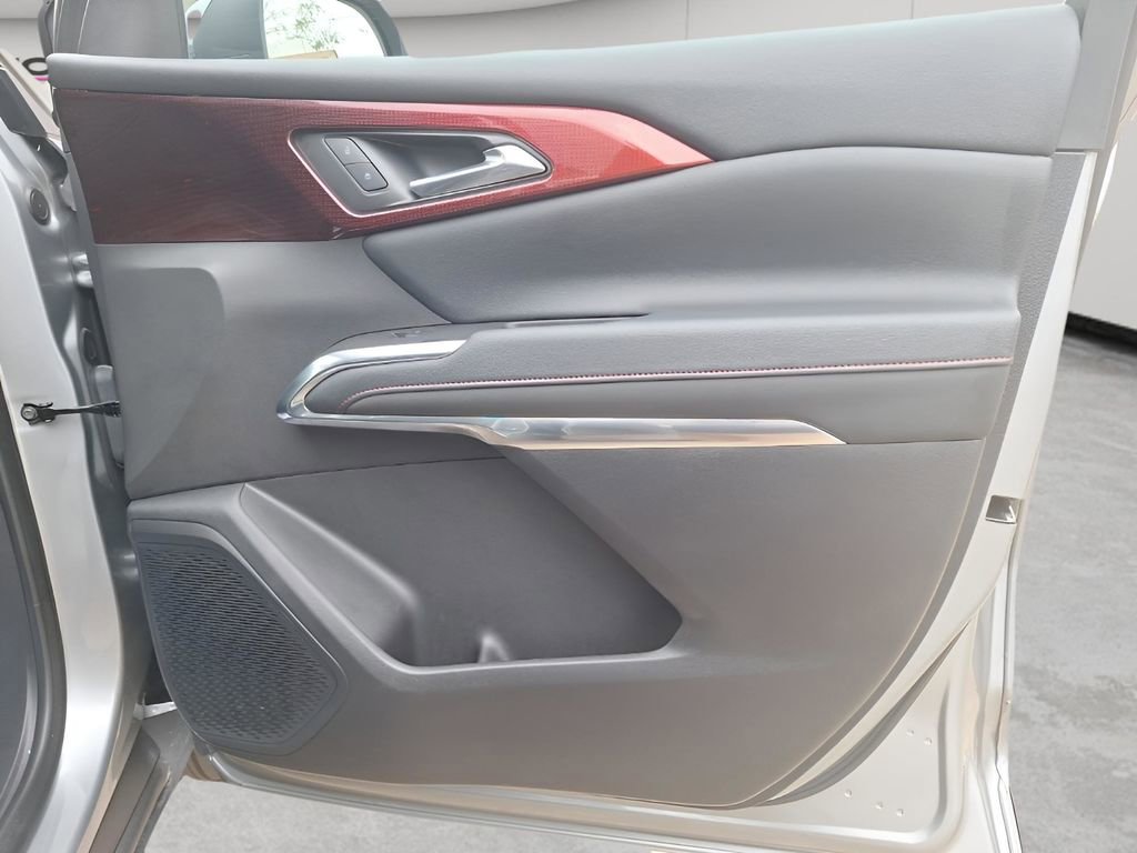 Used 2025 Chevrolet Traverse Z71 image 8