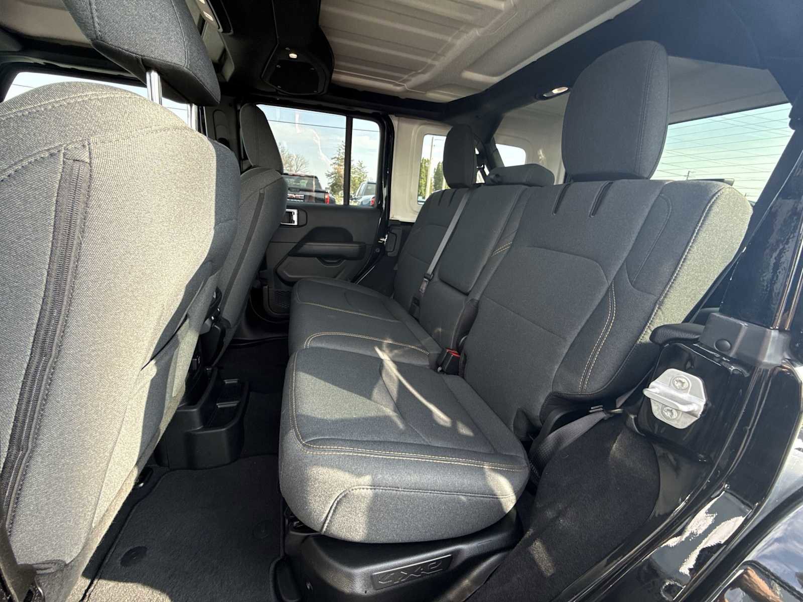 Used 2025 Jeep Wrangler Unlimited Sahara AWD/4WD image 23