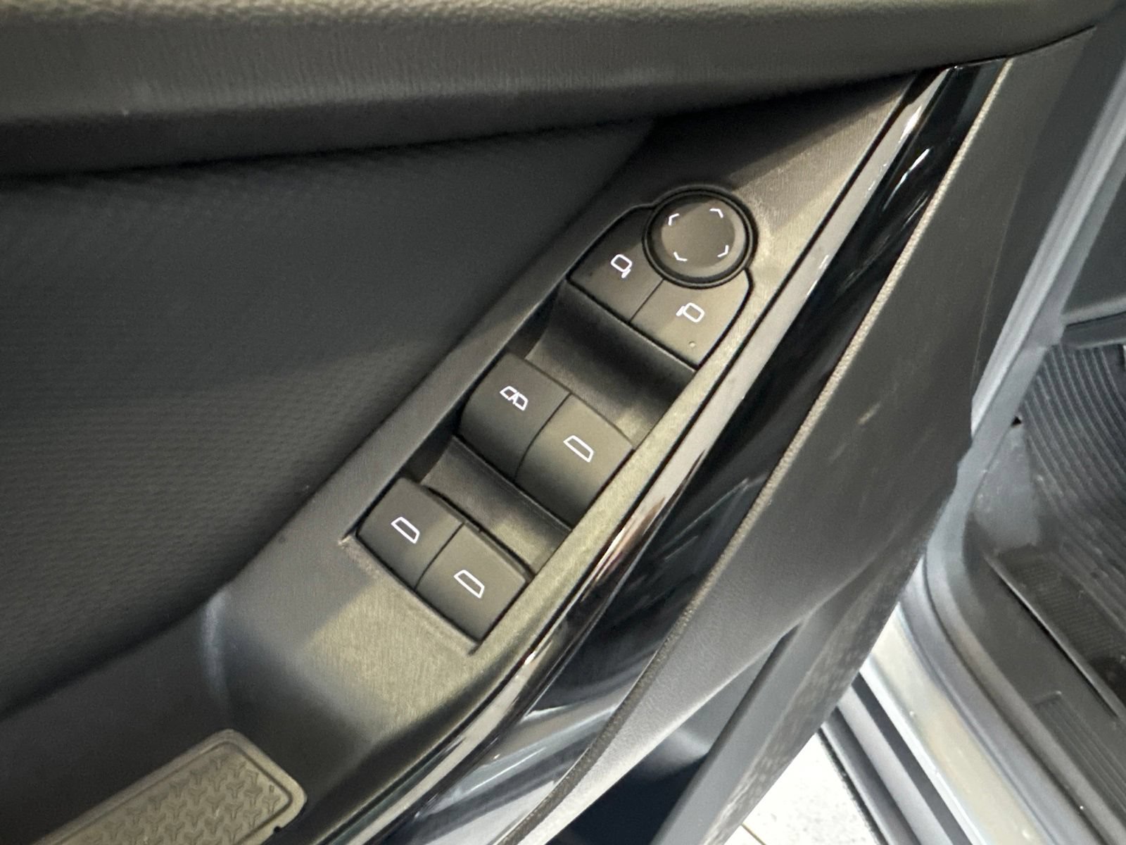 New 2027 Chevrolet Equinox LT FWD image 14
