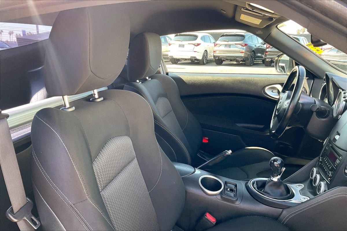 Used 2020 Nissan 370Z Coupe RWD image 7