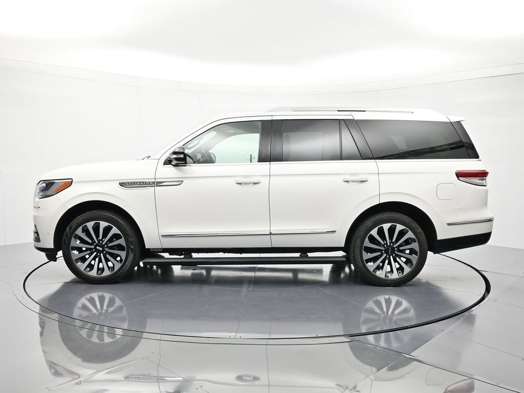 Used 2024 Lincoln Navigator Reserve image 9
