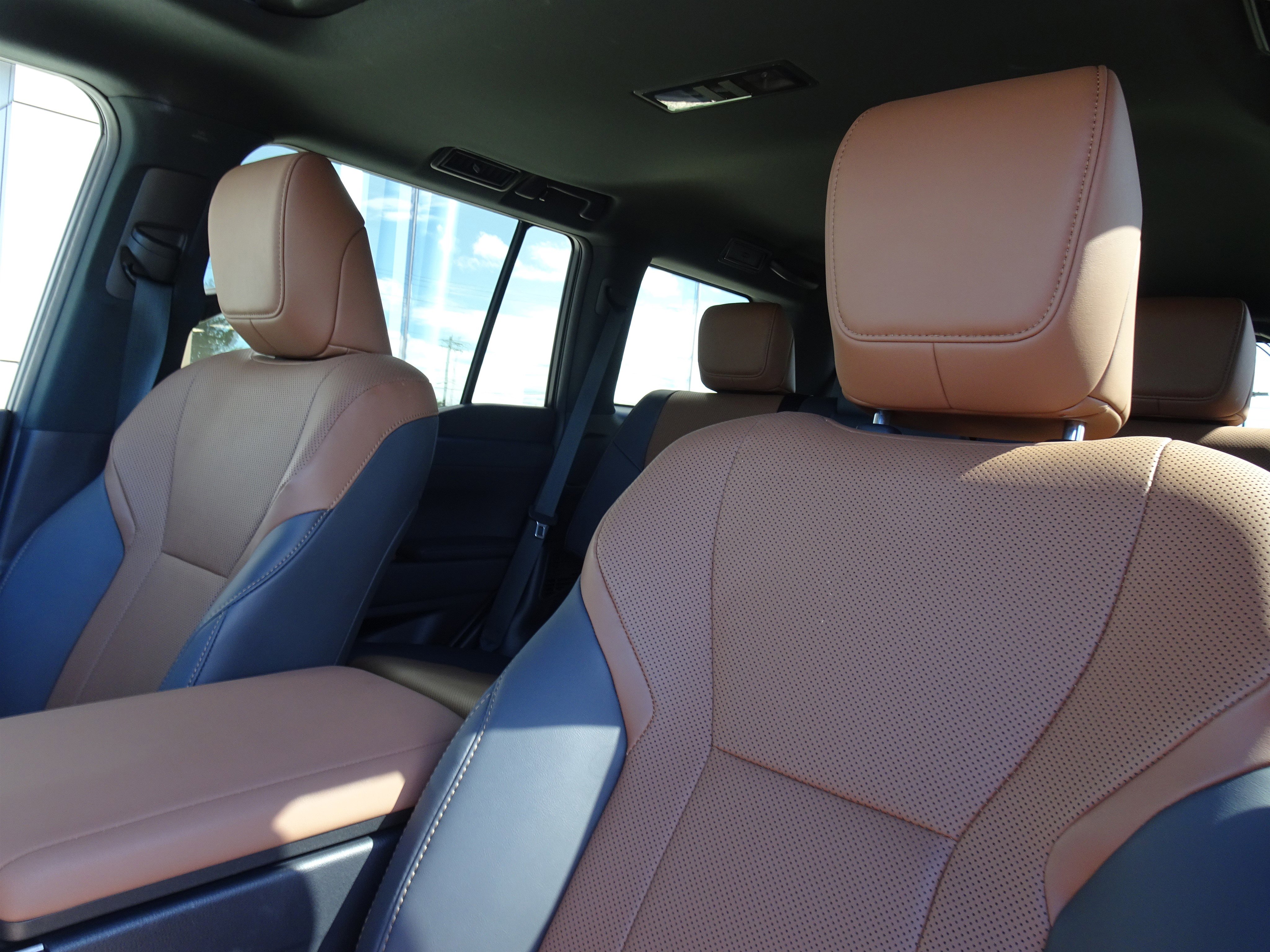 Used 2024 Lexus GX 550 w/ Accessory Package (2T) AWD/4WD image 11
