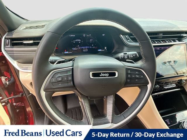 Used 2023 Jeep Grand Cherokee Limited w/ Black Appearance Package AWD/4WD image 15