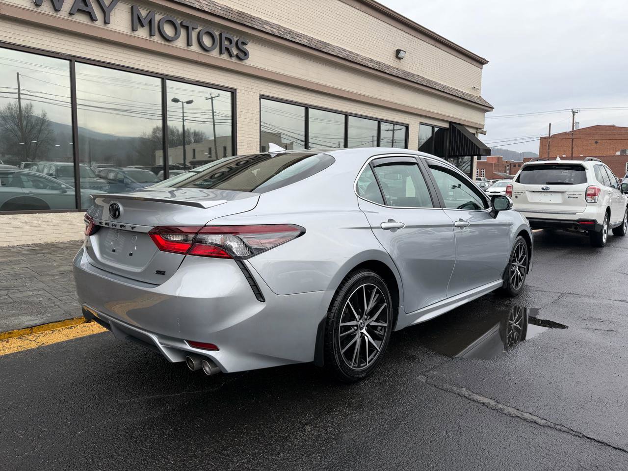 Used 2023 Toyota Camry SE w/ Cold Weather Package image 3