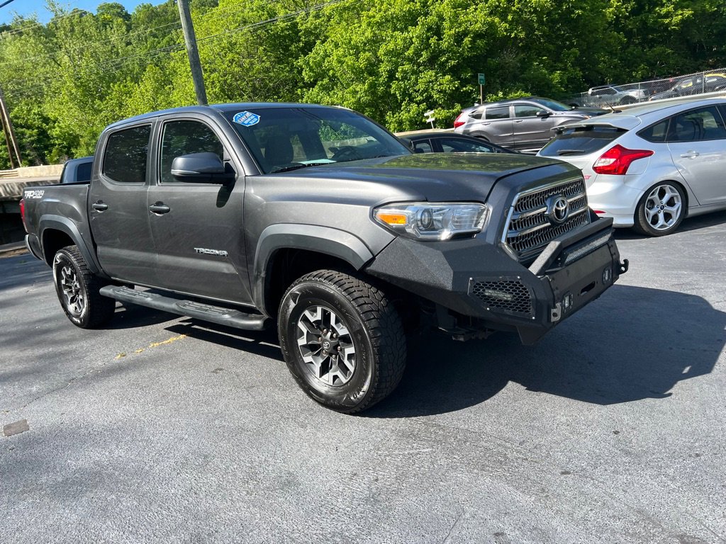 Used 2017 Toyota Tacoma TRD Off-Road image 3