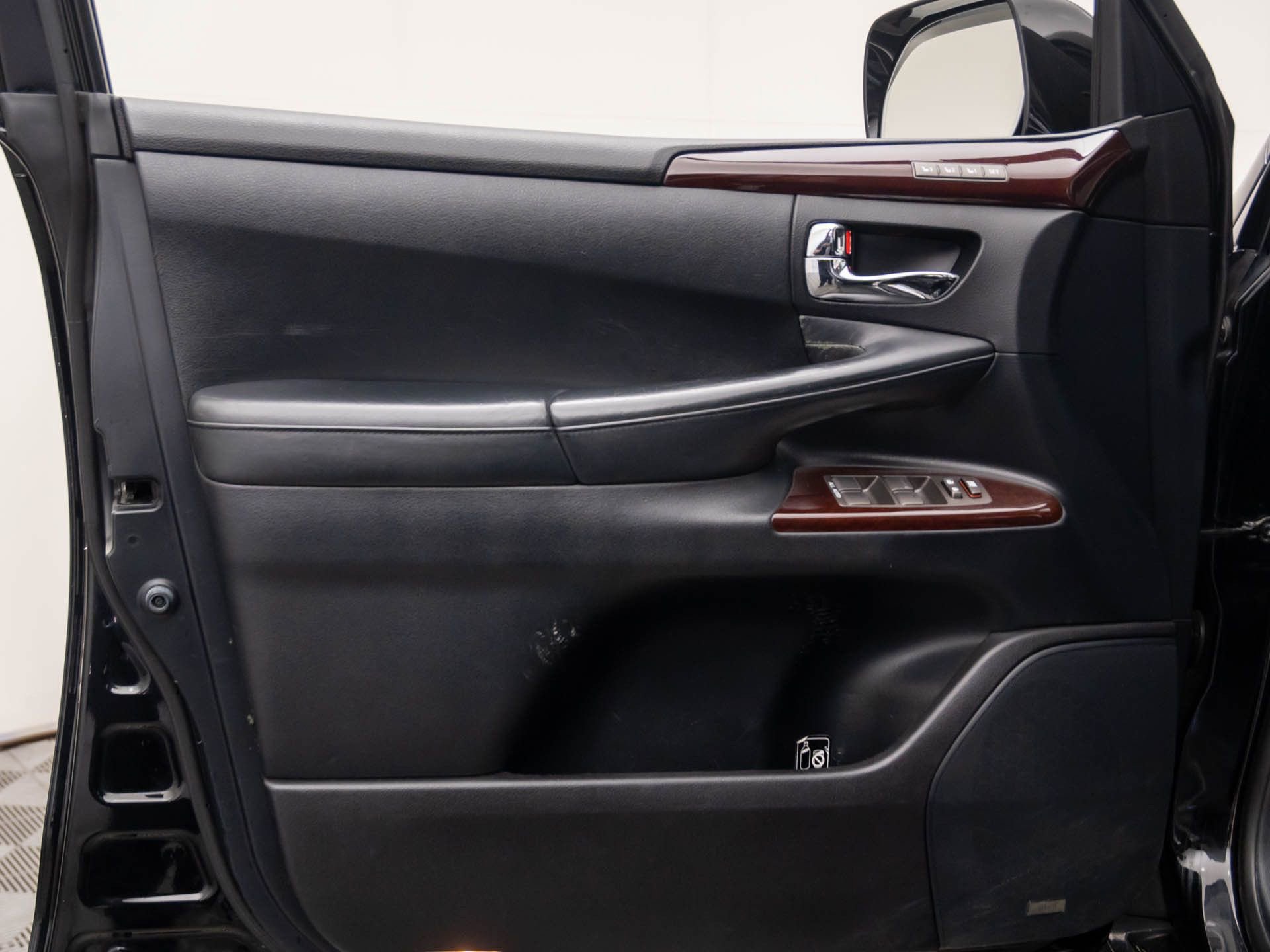 Used 2014 Lexus LX 570 4WD w/ Luxury Package image 14