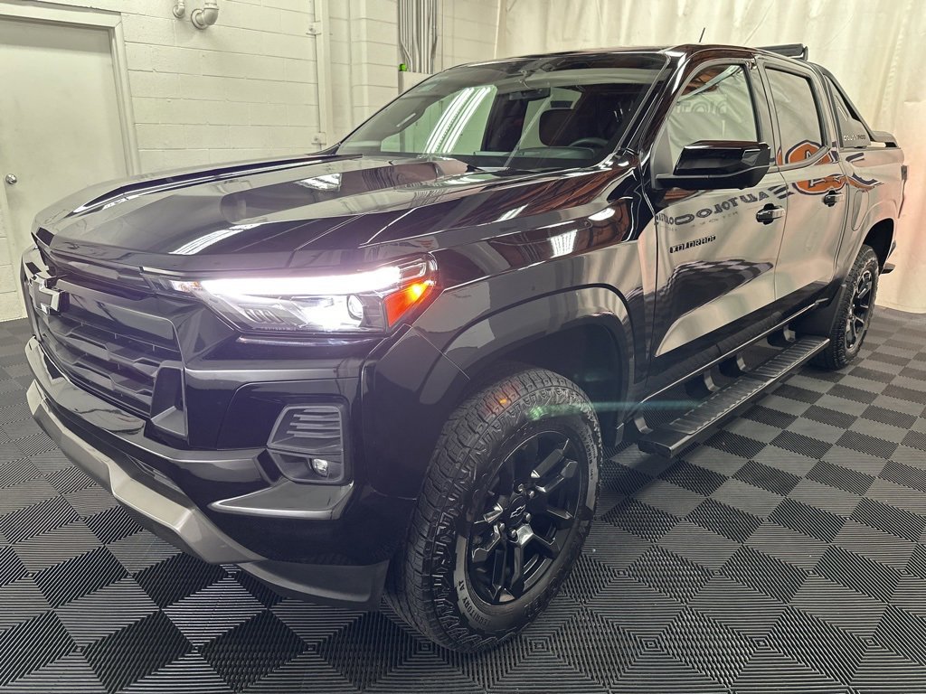 Used 2025 Chevrolet Colorado Z71 w/ Midnight Edition image 4