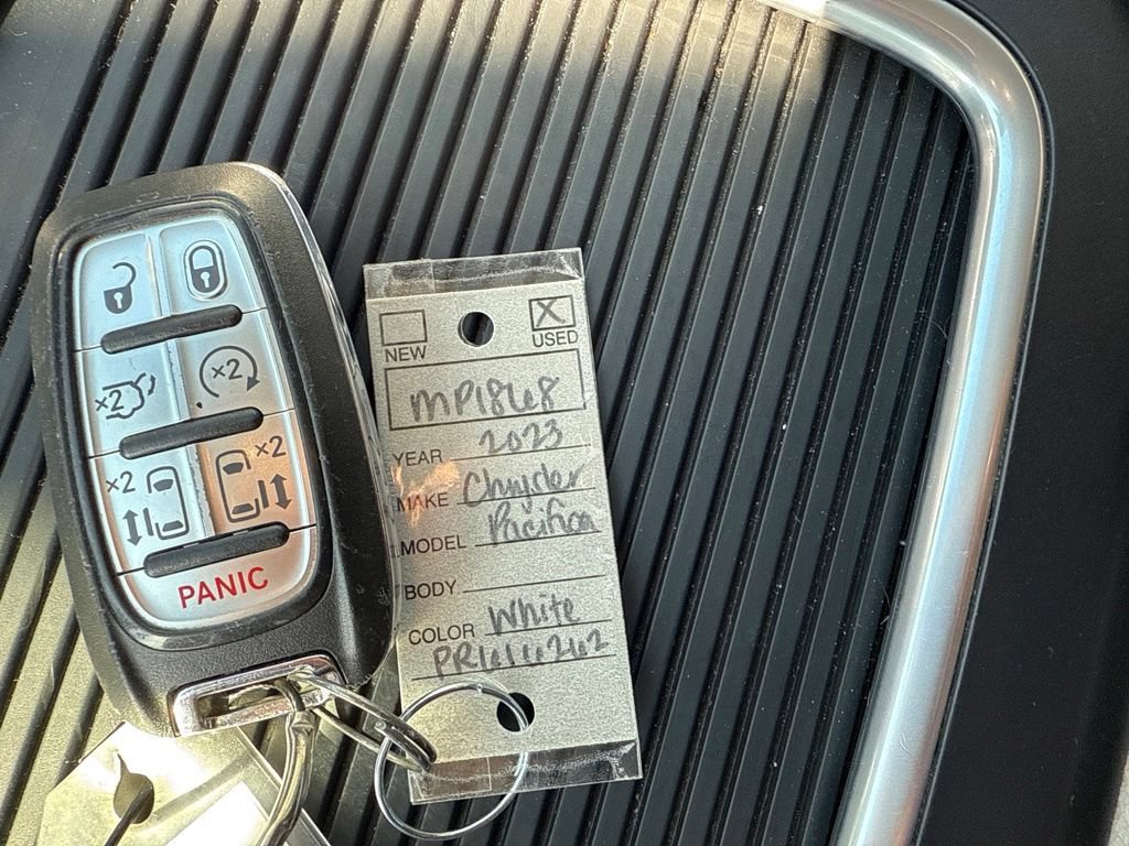 Used 2023 Chrysler Pacifica Touring-L FWD image 16