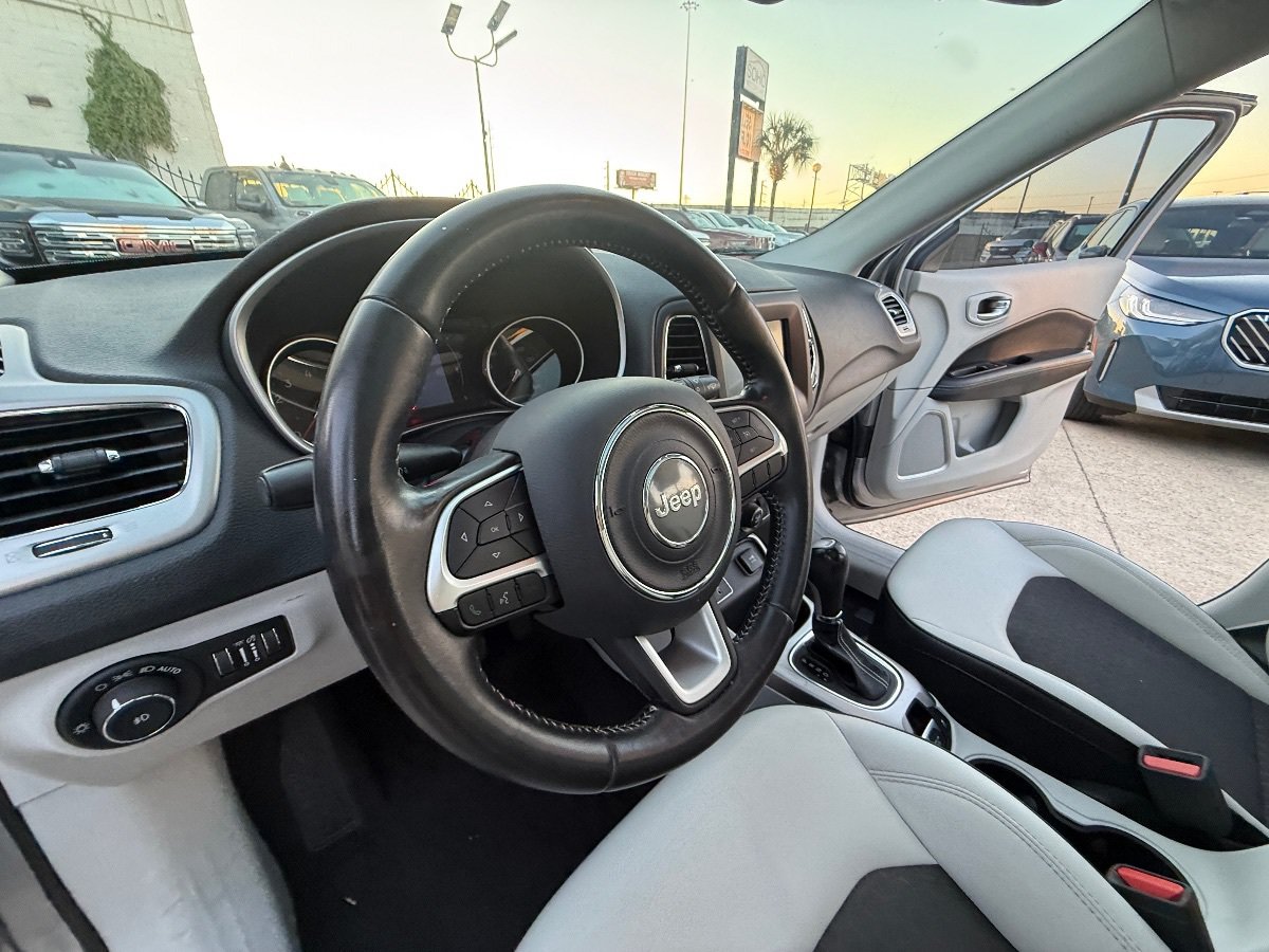 Used 2019 Jeep Compass Latitude FWD image 24