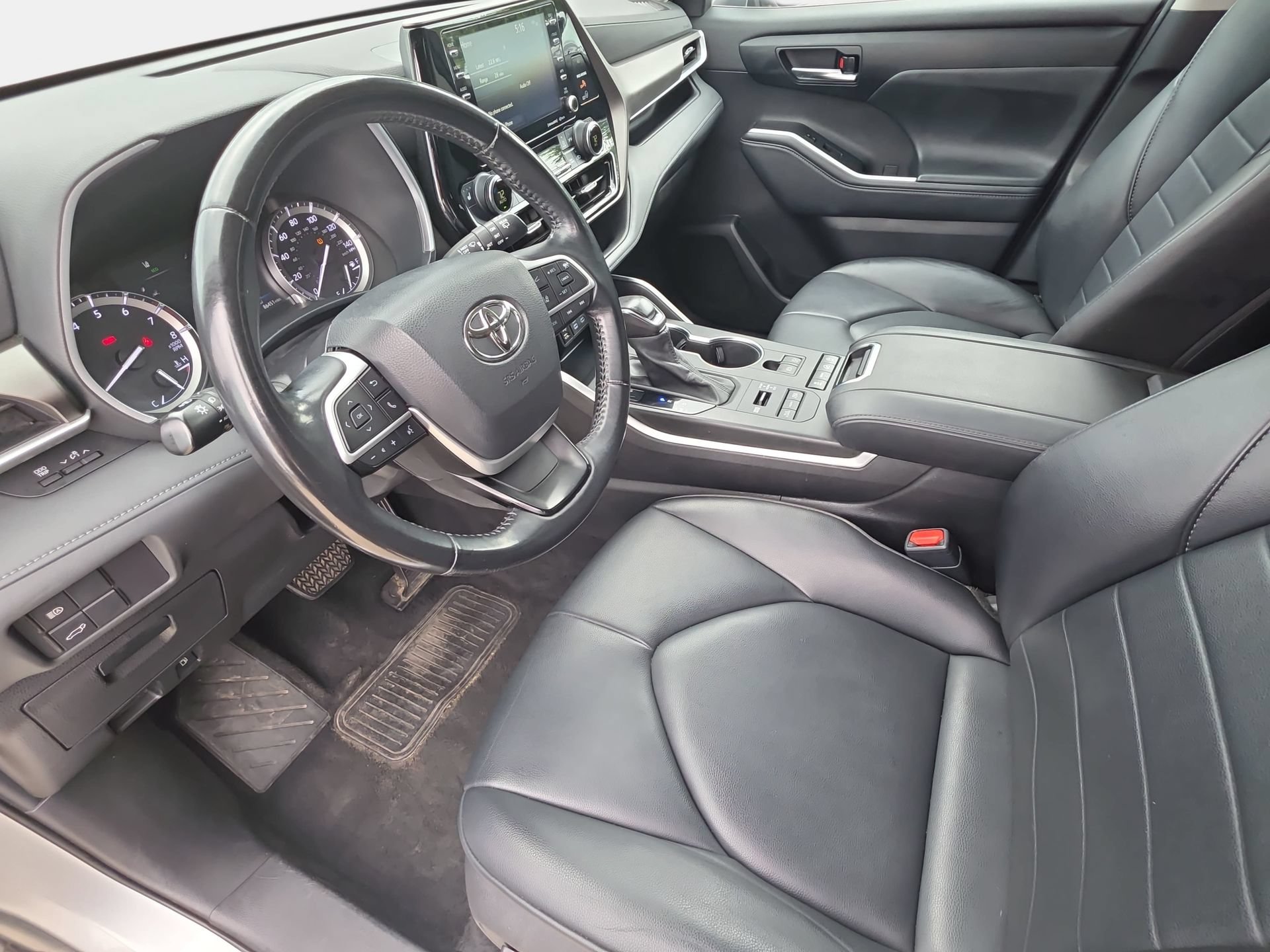Used 2022 Toyota Highlander XLE AWD/4WD image 16