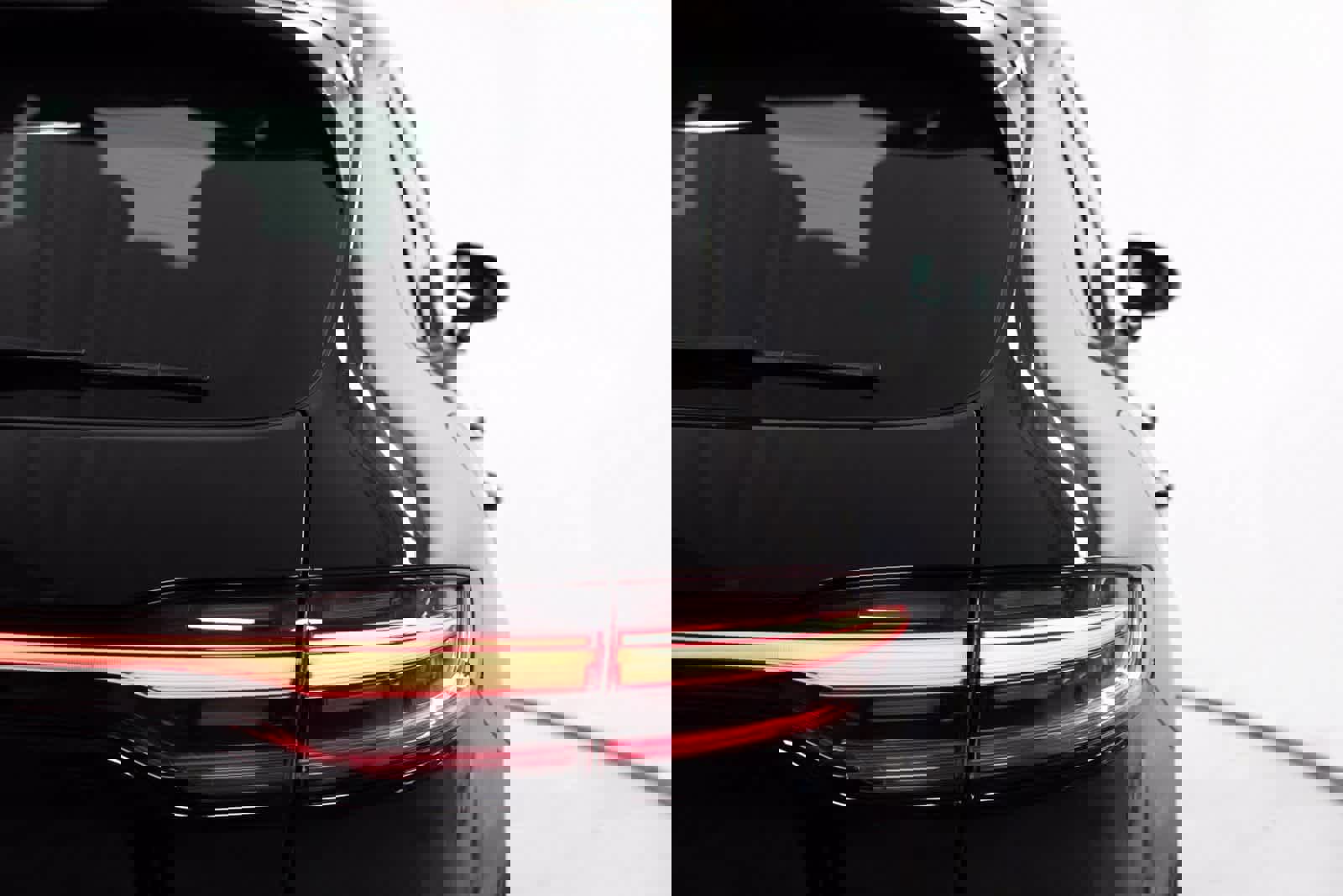 Certified 2025 Porsche Macan Turbo image 38