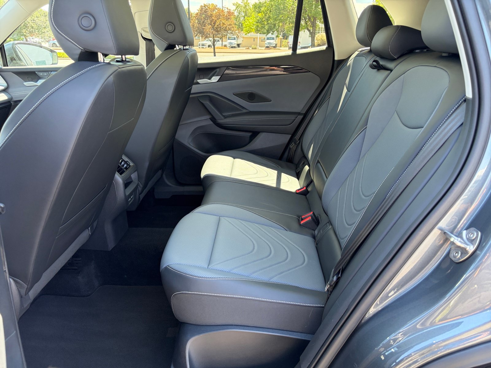 Used 2025 Volkswagen Tiguan SE w/ Panoramic Sunroof Package AWD/4WD image 17