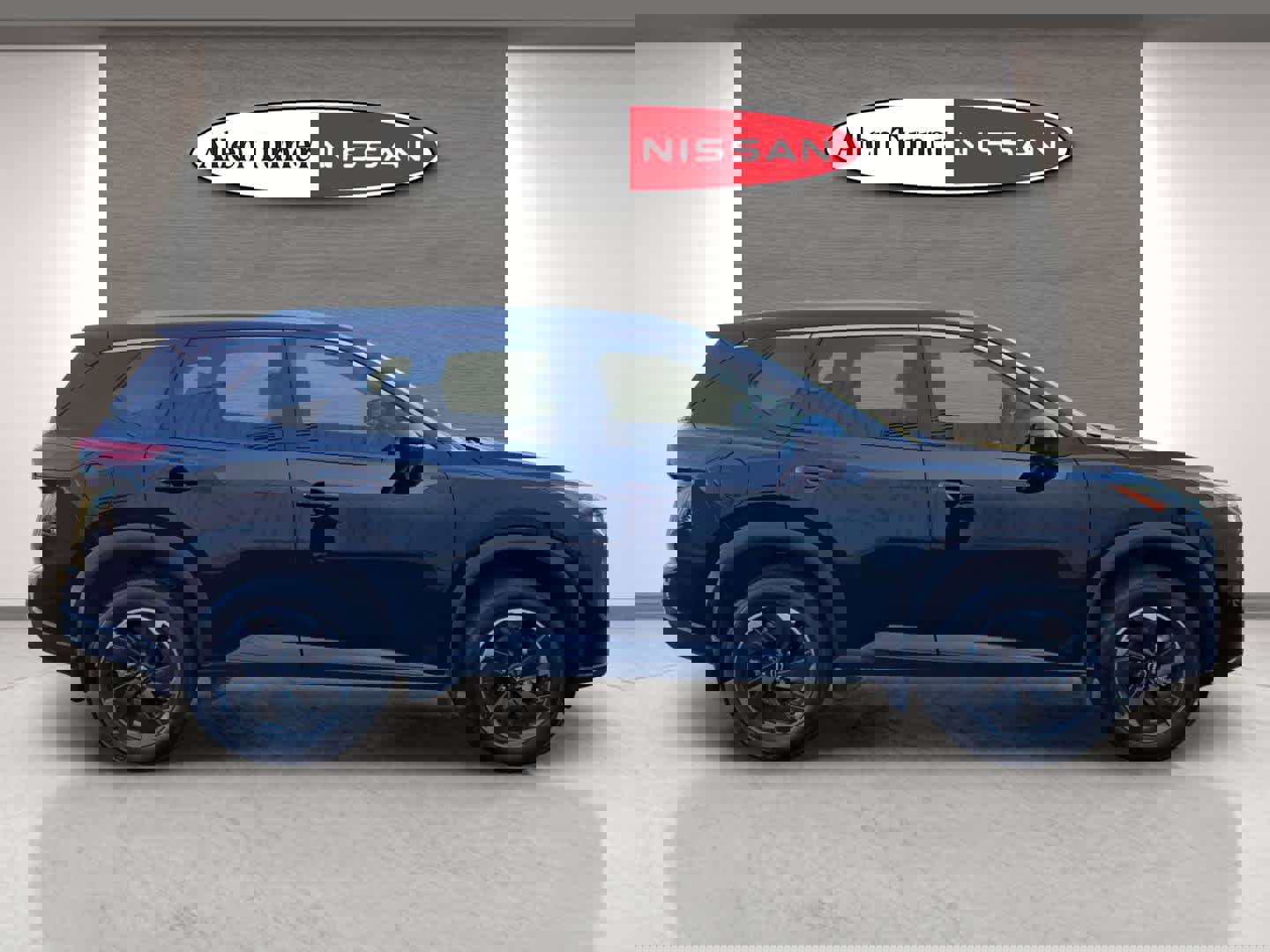 Used 2024 Nissan Rogue SV w/ SV Premium Package image 5