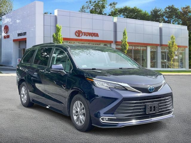 Used 2023 Toyota Sienna XLE FWD image 1