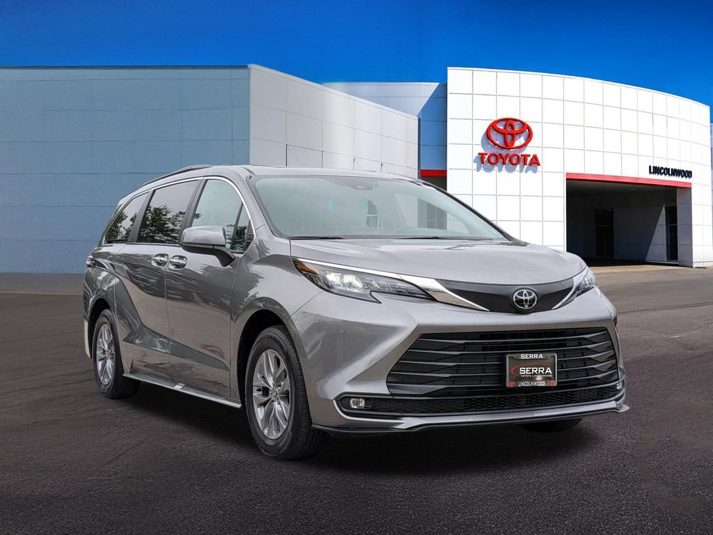 Used 2026 Toyota Sienna XLE FWD image 7