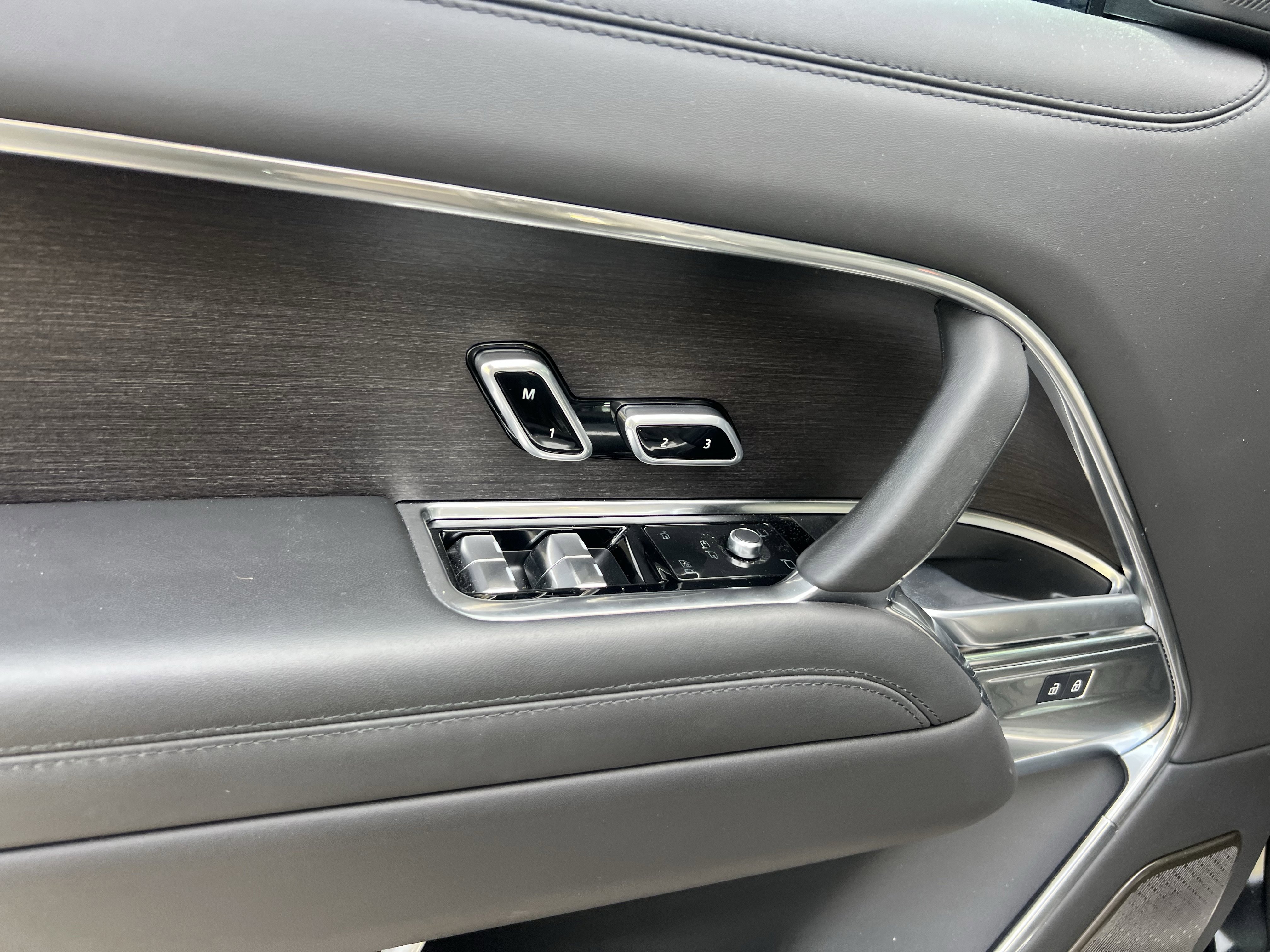 Certified 2024 Land Rover Range Rover Autobiography image 13