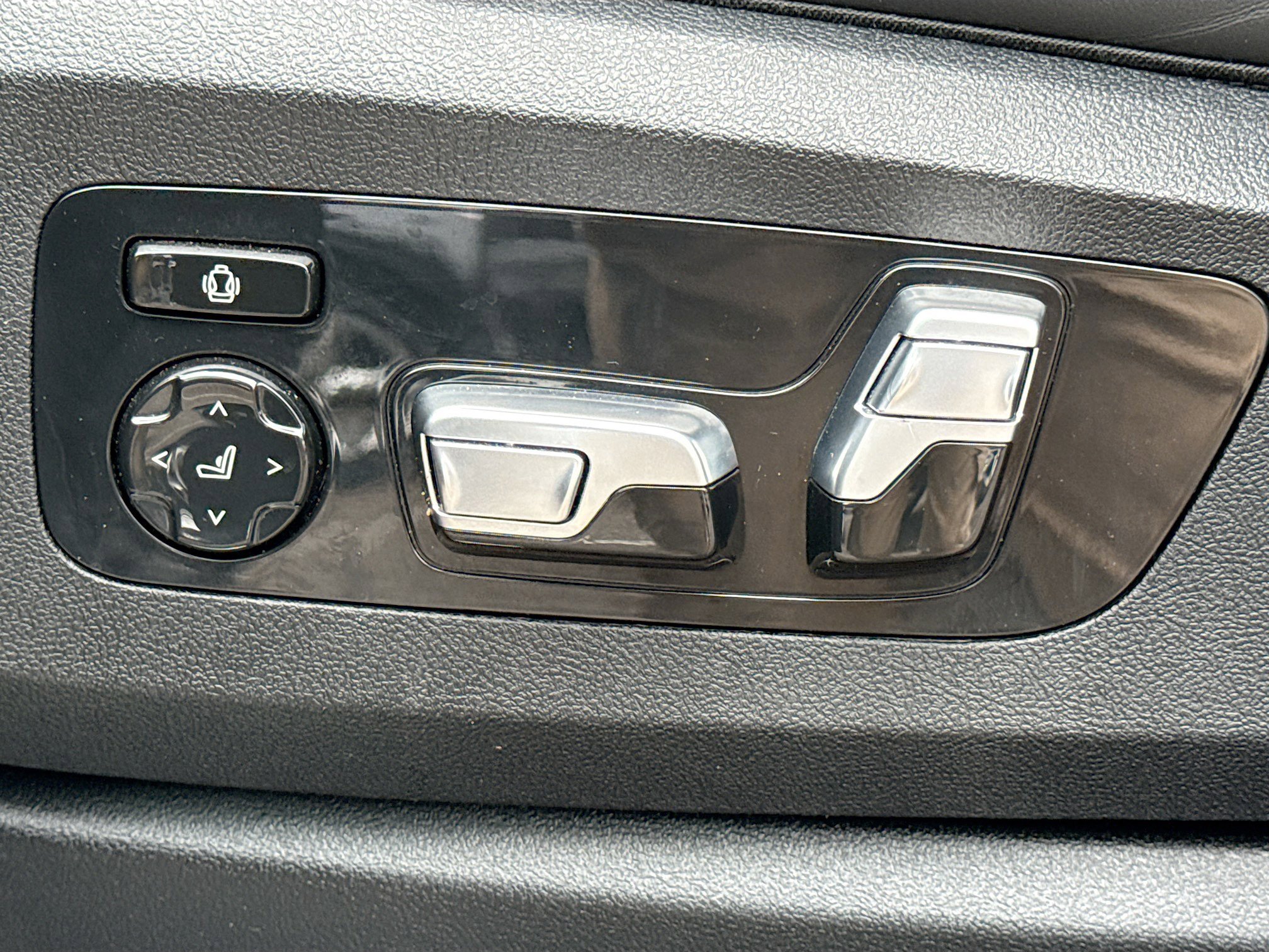 Used 2024 BMW X7 M60i w/ Executive Package image 27