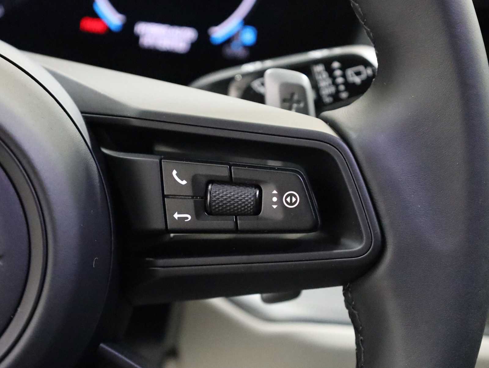 Certified 2025 Porsche Cayenne E-Hybrid AWD/4WD image 28