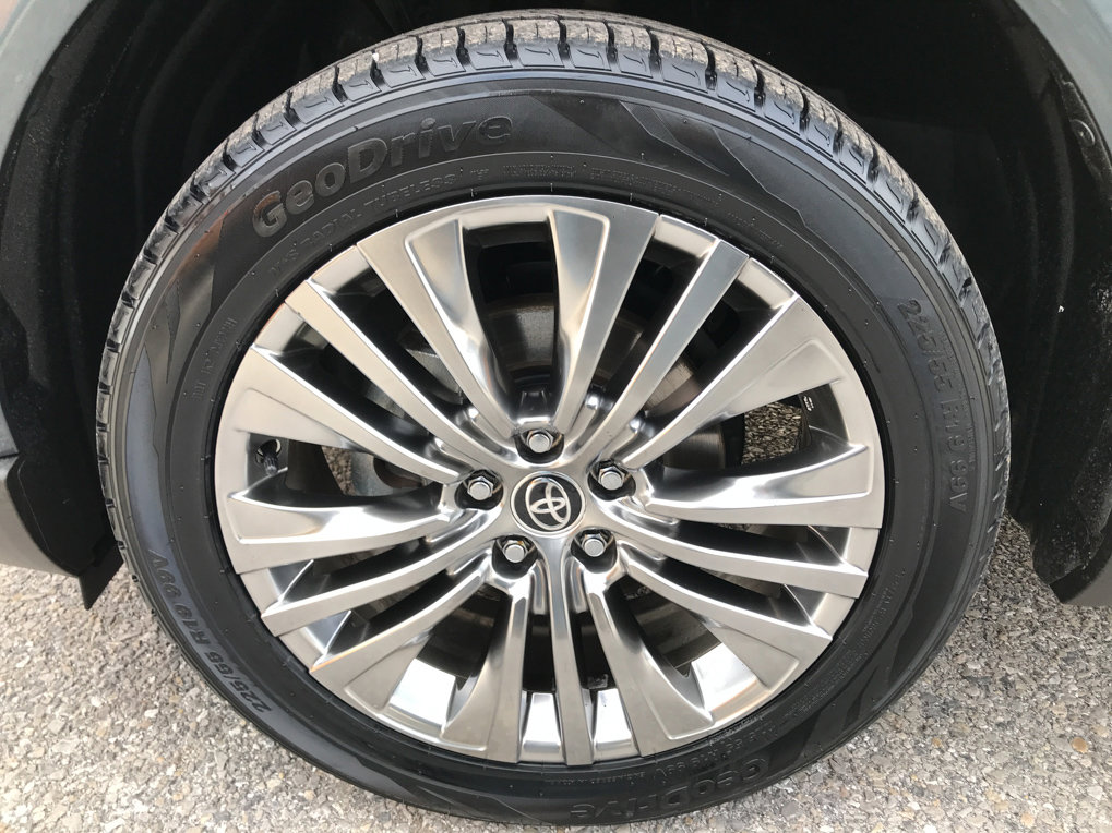 Used 2022 Toyota Venza XLE image 11