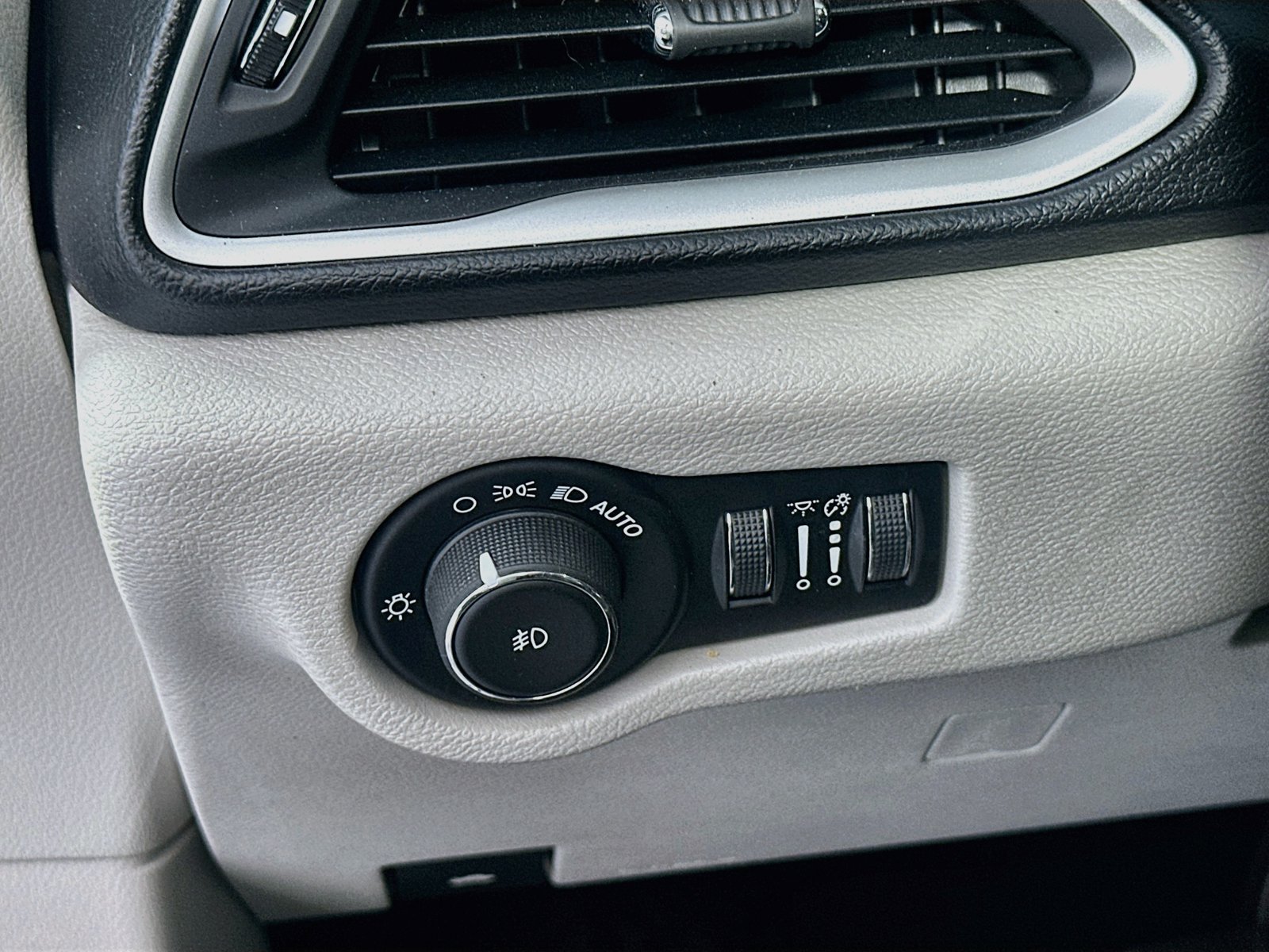Used 2019 Chrysler Pacifica Touring-L FWD image 10