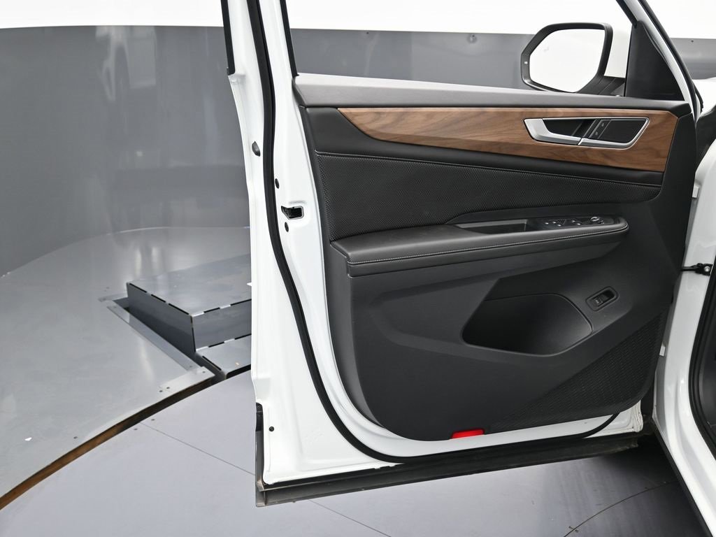 Used 2024 Volkswagen Atlas SE image 43