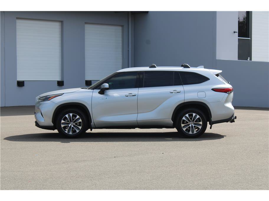 Used 2021 Toyota Highlander XLE AWD/4WD image 2