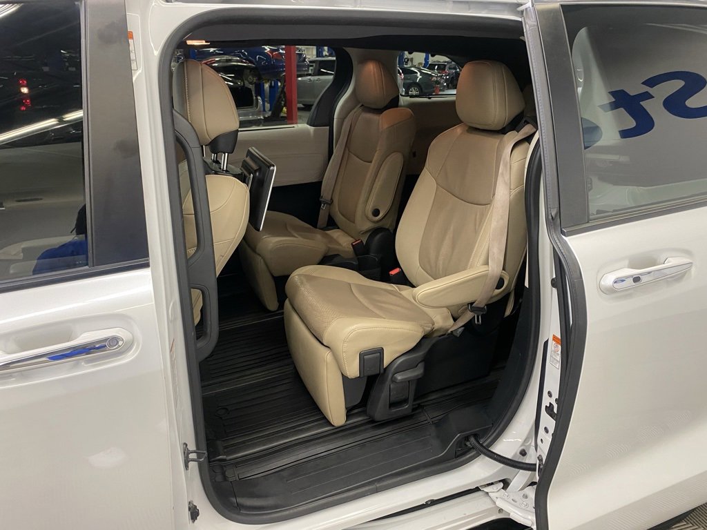 Used 2022 Toyota Sienna Limited image 21