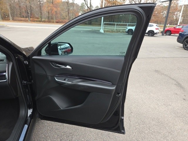 Used 2022 Cadillac XT4 Luxury w/ Cold Weather Package image 35