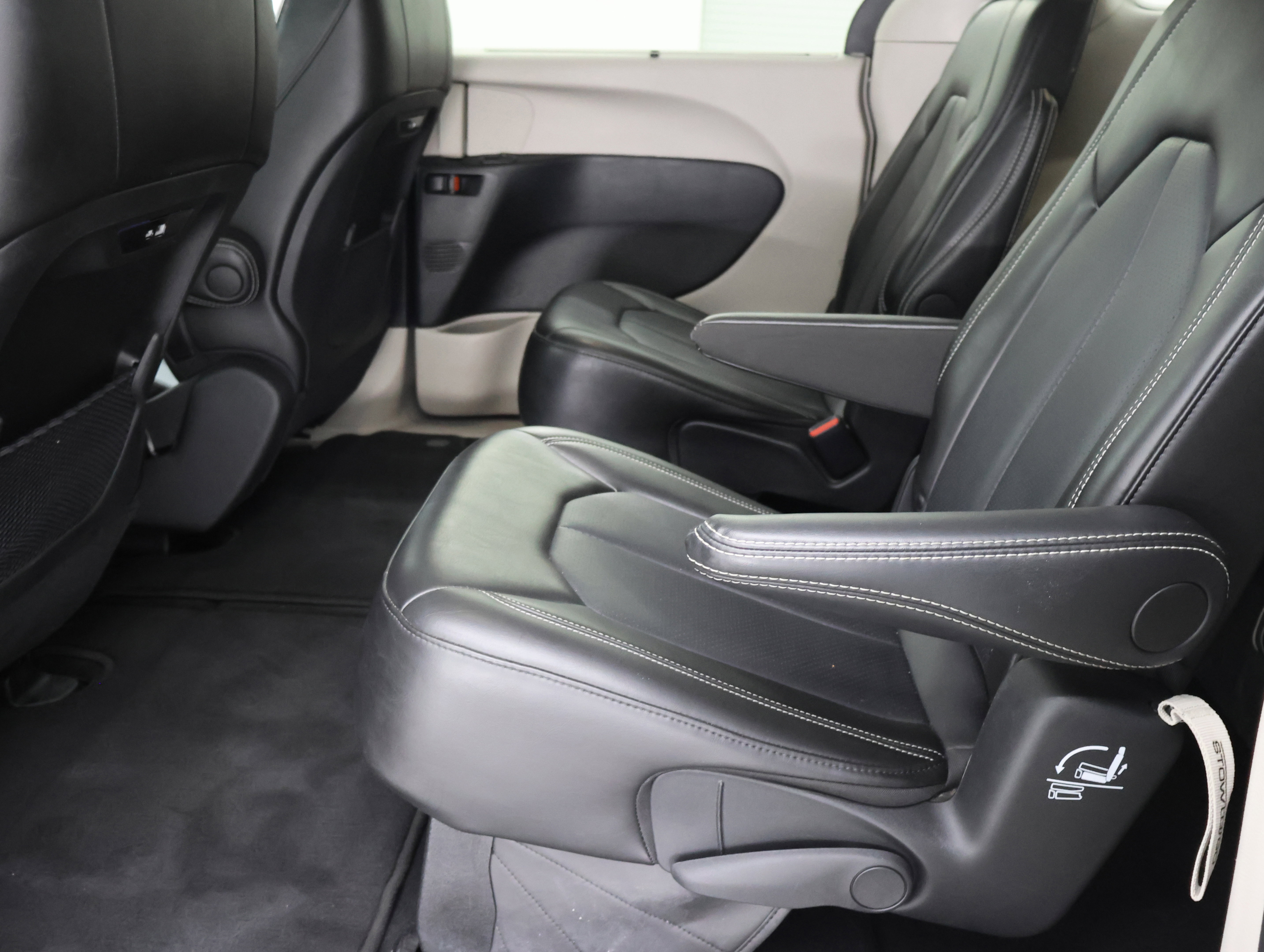 Used 2024 Chrysler Pacifica Touring-L FWD image 35