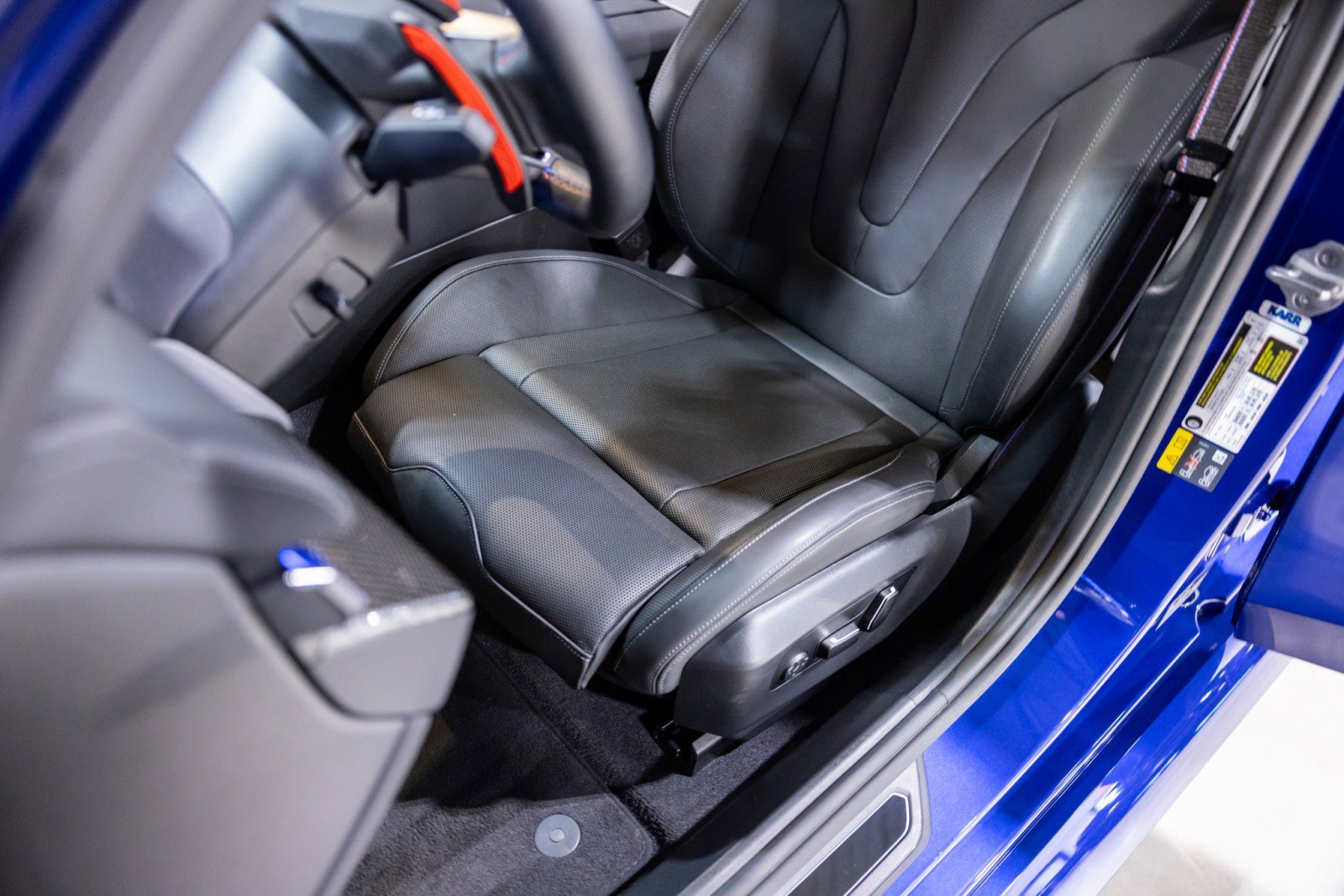 Used 2025 BMW M5 w/ Executive Package image 39