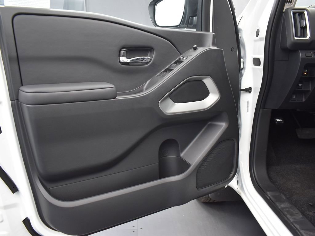 Used 2025 Nissan Frontier SV w/ Tow Package image 26