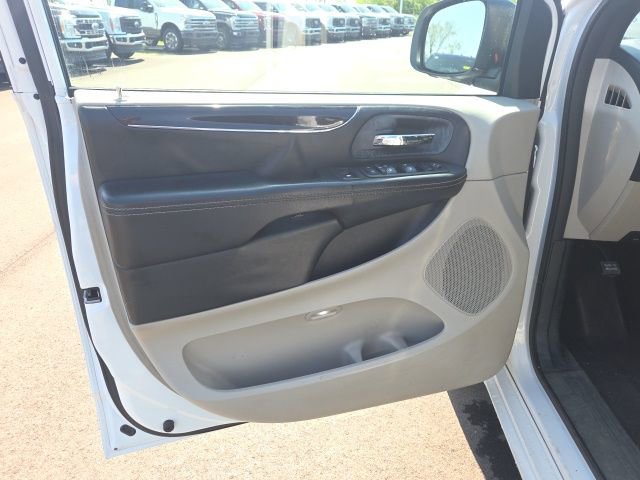 Used 2016 Dodge Grand Caravan SE FWD image 23
