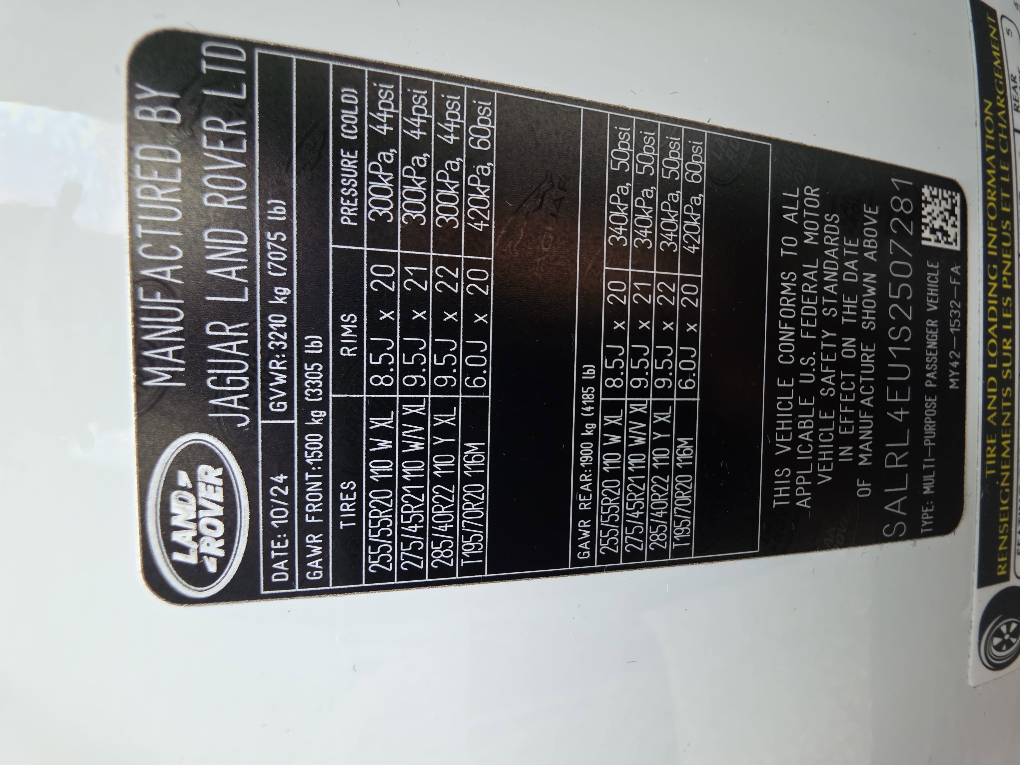Used 2025 Land Rover Discovery Dynamic SE AWD/4WD image 36