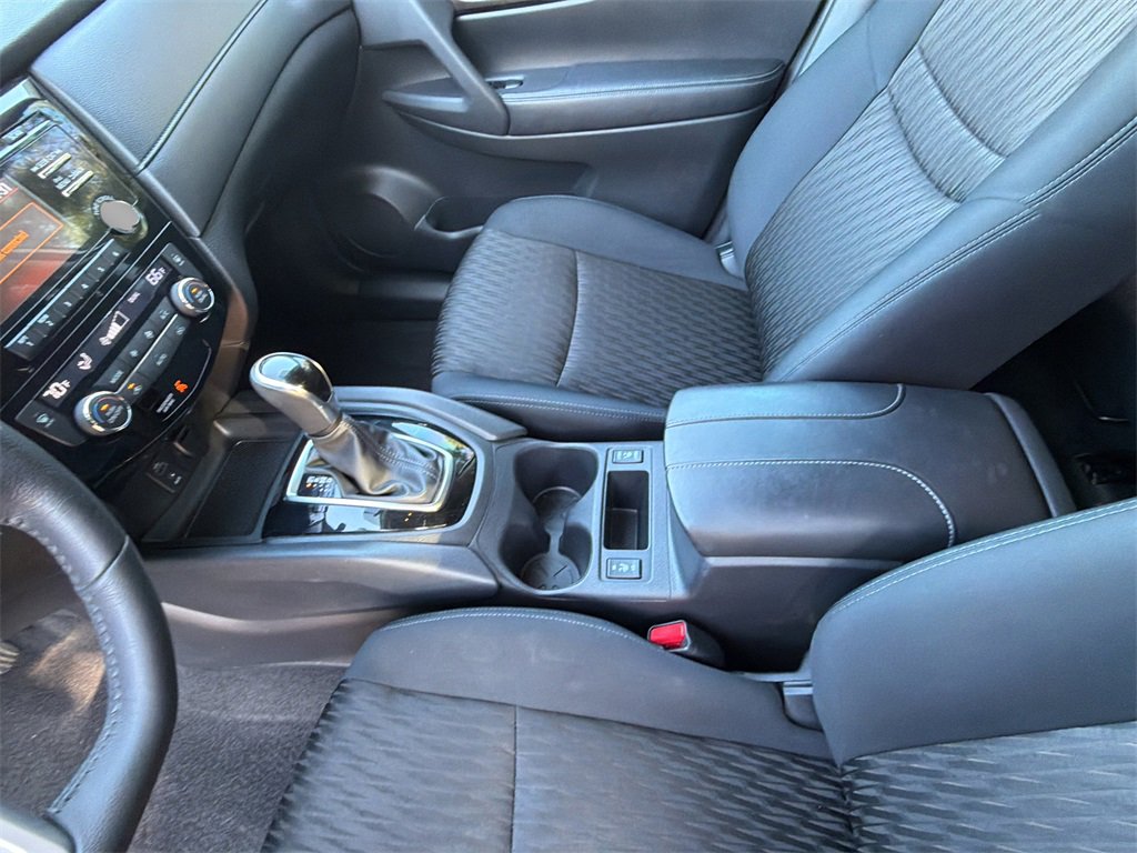 Used 2017 Nissan Rogue SV image 3