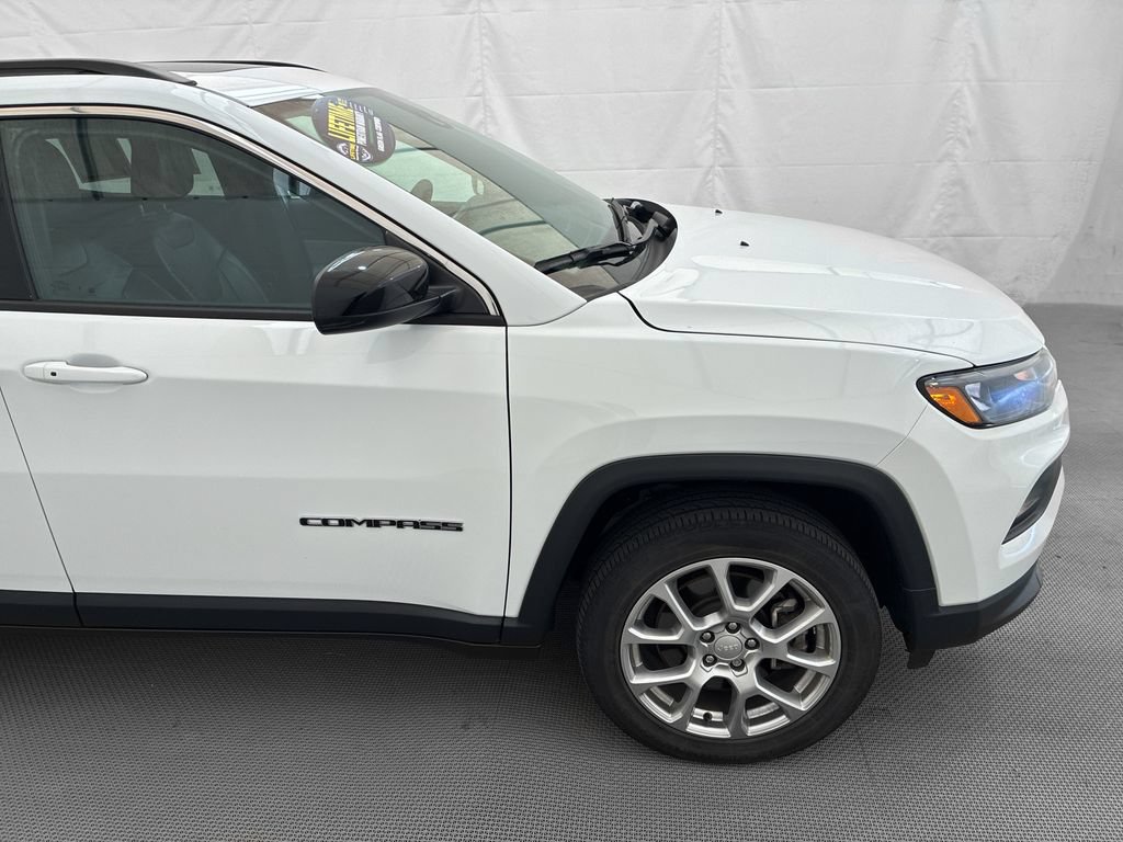 Used 2023 Jeep Compass Latitude w/ Sun and Sound Group AWD/4WD image 9