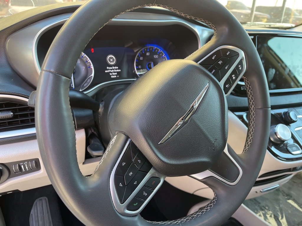 Used 2024 Chrysler Pacifica Touring-L FWD image 9