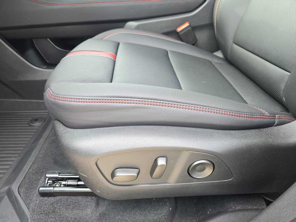New 2026 Chevrolet Traverse RS w/ LPO, Floor Liner Package AWD/4WD image 30
